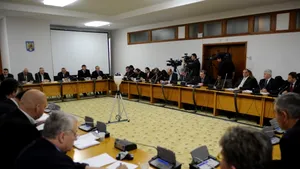 Comisiile au dezbătut circa 40 din cele peste 5.000 de amendamente până la pauza