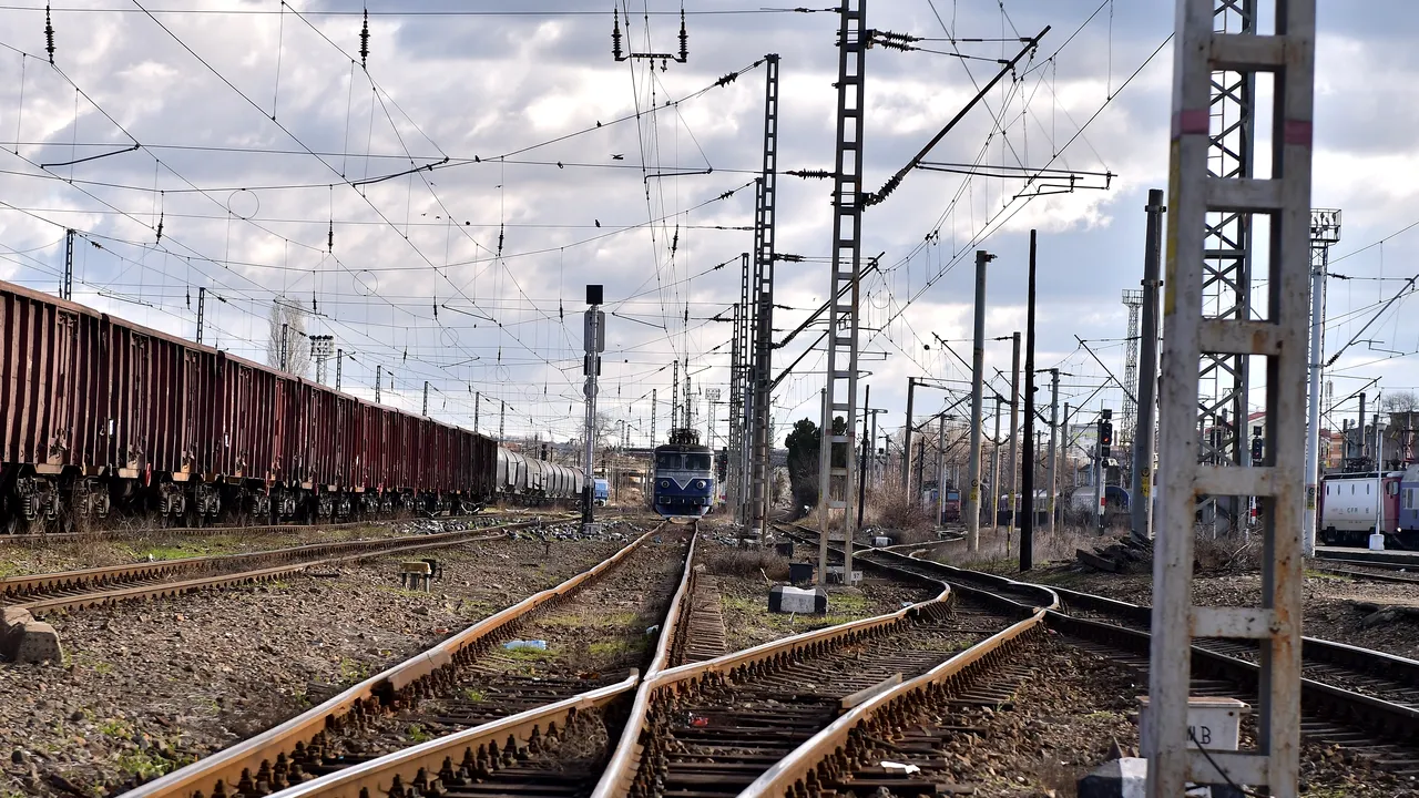 Patru trenuri de călători oprite câteva ore după ce locomotiva unui tren de marfă a deraiat în Drăgăneşti Olt