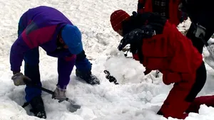 Argeş: Patru turişti surprinşi de avalanşă. Au reuşit să iasă singuri din zăpadă