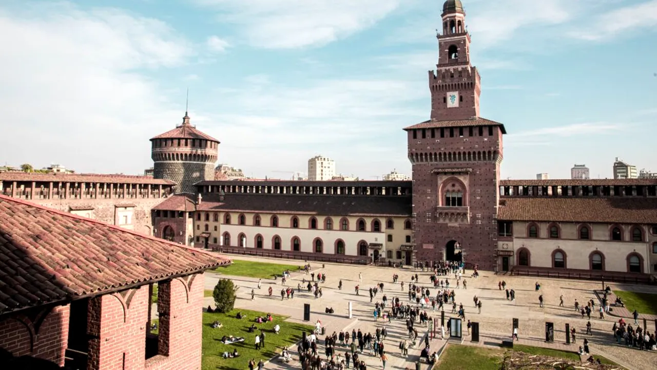 Unul dintre reperele istorice ale Italiei, aproape gol. Castelul este deschis și seara pentru turiști, dar aceștia nu se înghesuie