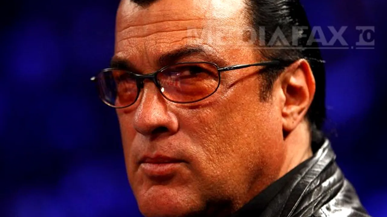 Steven Seagal va adopta, duminică, un căţel comunitar dintr-un adăpost din România