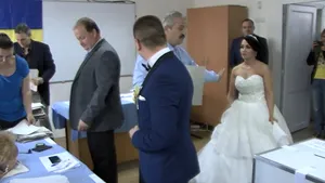 REPORTAJ: Un cuplu proaspăt căsătorit din Arad a mers la vot direct de la nuntă - GALERIE FOTO 