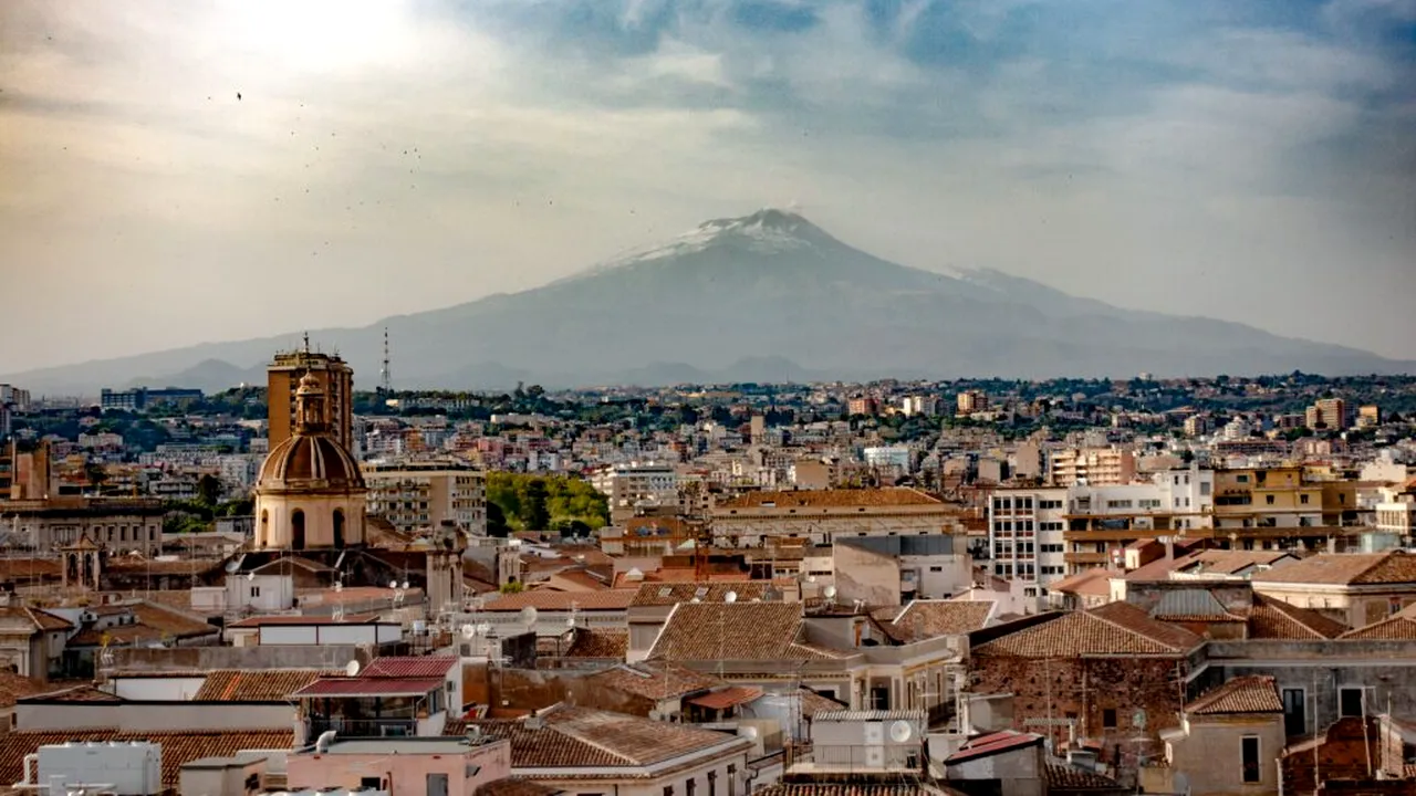 Etna se dezlănțuie din nou: nor de cenușă de 4 kilometri. Zborurile de pe Catania, suspendate