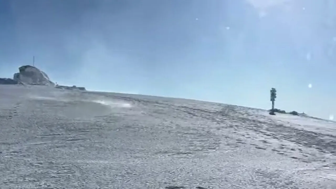 Salvamont publică imagini: rafale de 100 km/h în Bucegi
