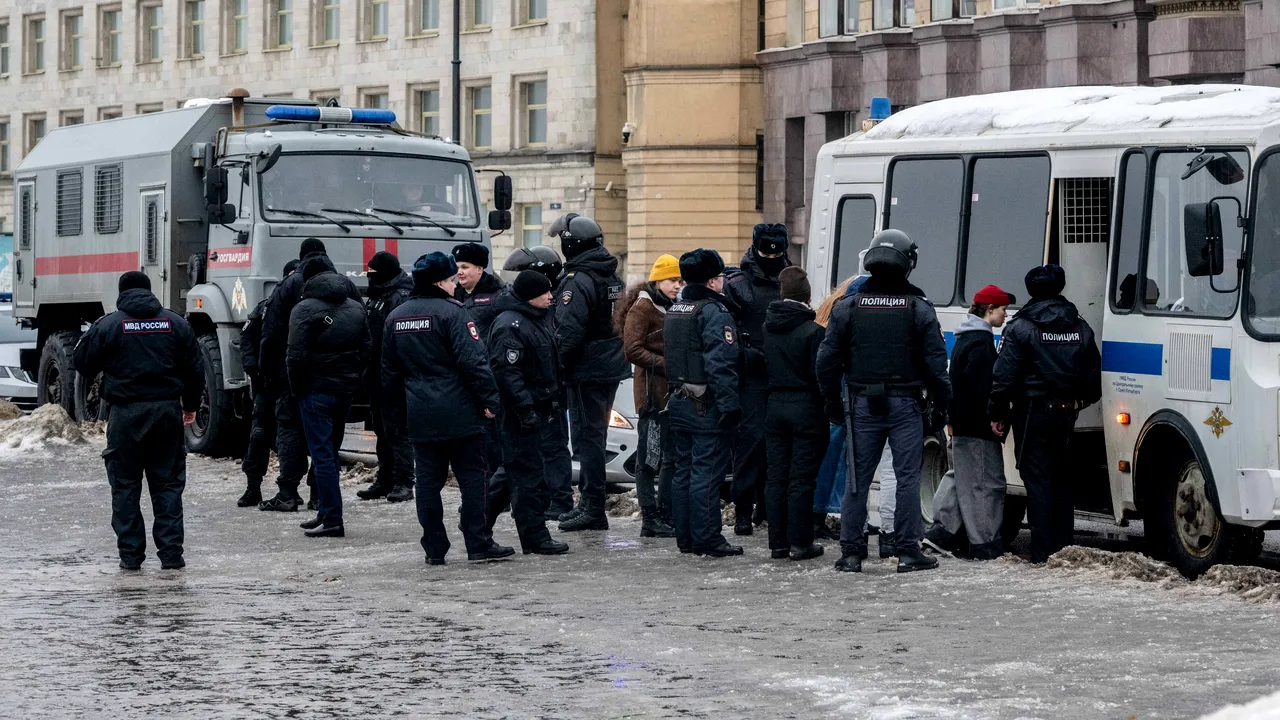 Peste 400 de persoane, reţinute în Rusia la evenimentele în memoria lui Navalnîi