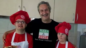 REPORTAJ: Tineri cu sindrom Down, angajaţi la restaurantul unui italian din Cluj, unde fac pizza - FOTO