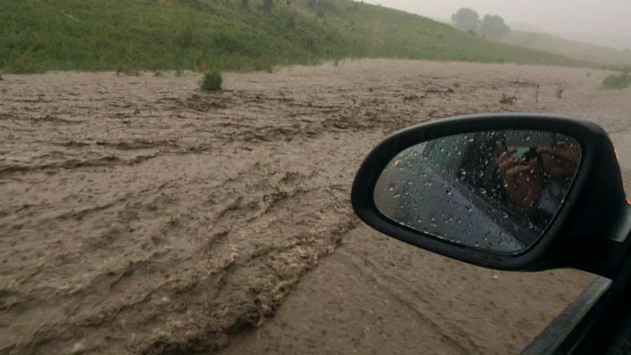 DN25 Galaţi – Tecuci, închis şi duminică din cauza apei acumulate de carosabil
