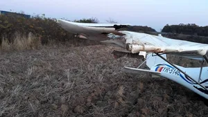 Aterizare forţată în apropiere de A1, pe câmp, a unui avion de mici dimensiuni - FOTO