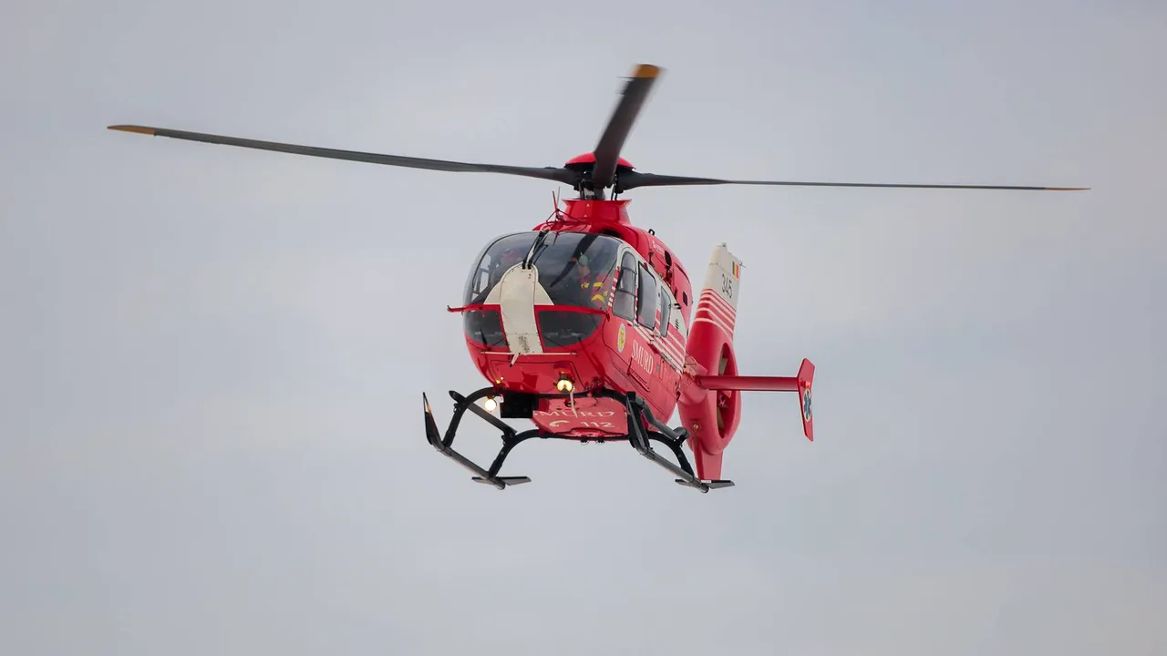 ACCIDENTUL din Gorj: Unul dintre copiii răniţi are fractură de coloană. Fetiţa, transportată la Bucureşti cu un elicopter SMURD
