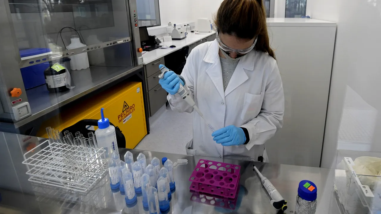 Cercetătorii de la AstraZeneca ar putea relua testările pentru vaccinul împotriva COVID-19
