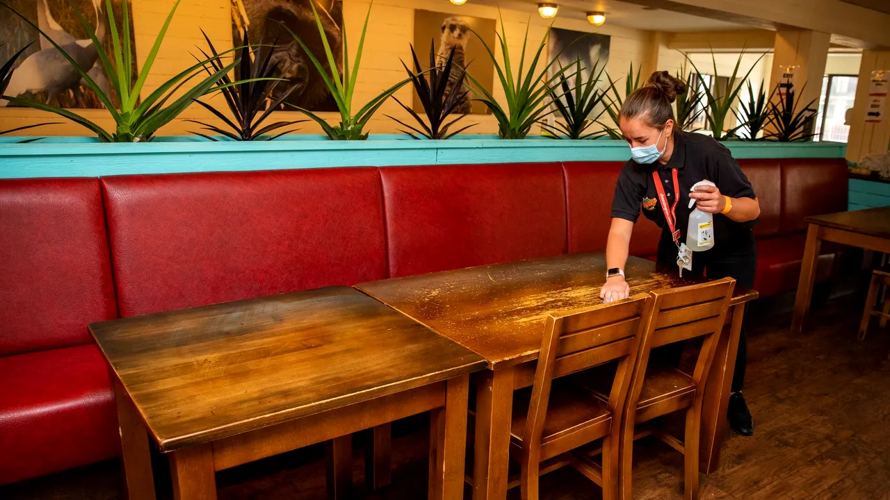 Redeschiderea restaurantelor, urmărită de HoReCa şi de clienţi. De luni, bucureştenii pot lua masa în oraş