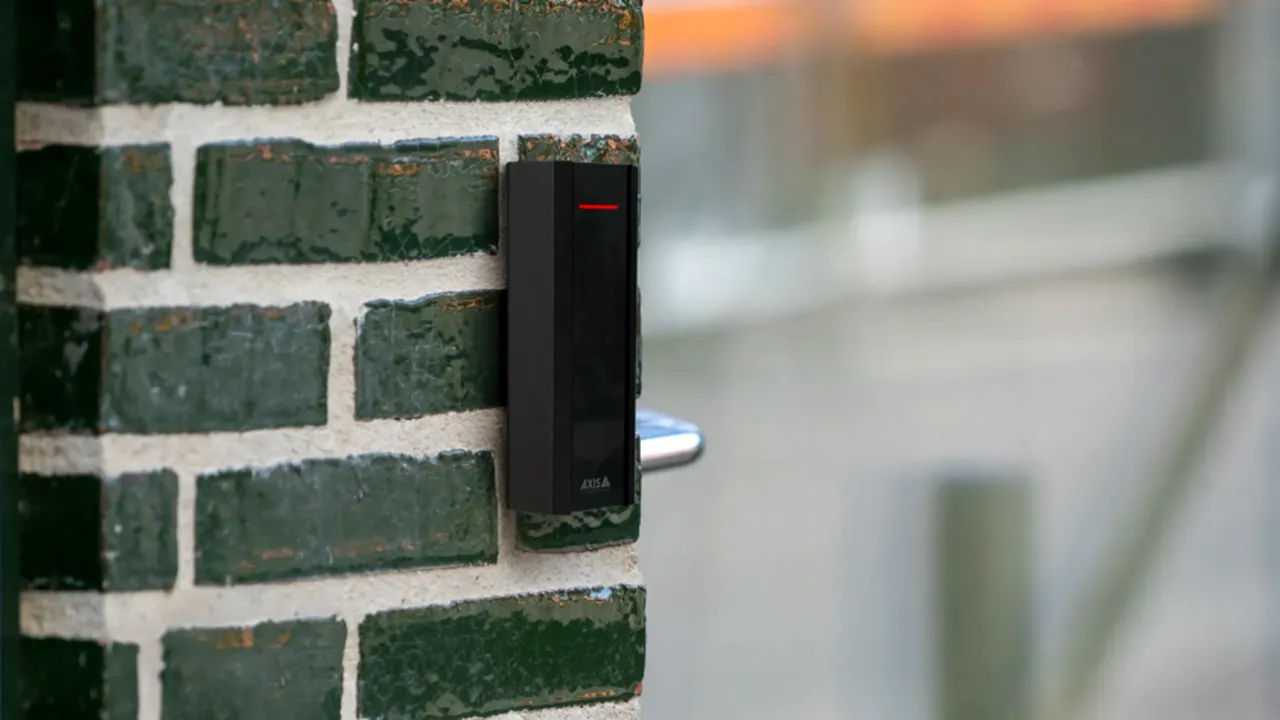 Instalare simplă pentru controlul accesului cu Axis