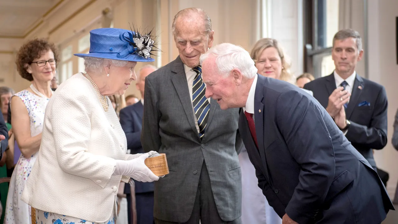 FOTO | Guvernatorul Canadei a încălcat eticheta regală britanică din cauza unei carpete ”alunecoase”