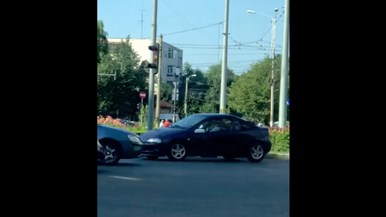 Şofer filmat când merge pe contrasens, într-un sens giratoriu din centrul Ploieştiului | VIDEO