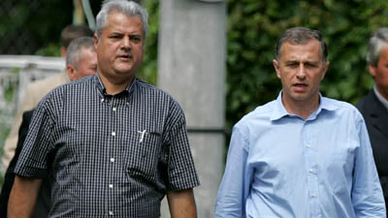 Focus: Geoană şi Năstase au sădit pomi în curţile gospodarilor prahoveni