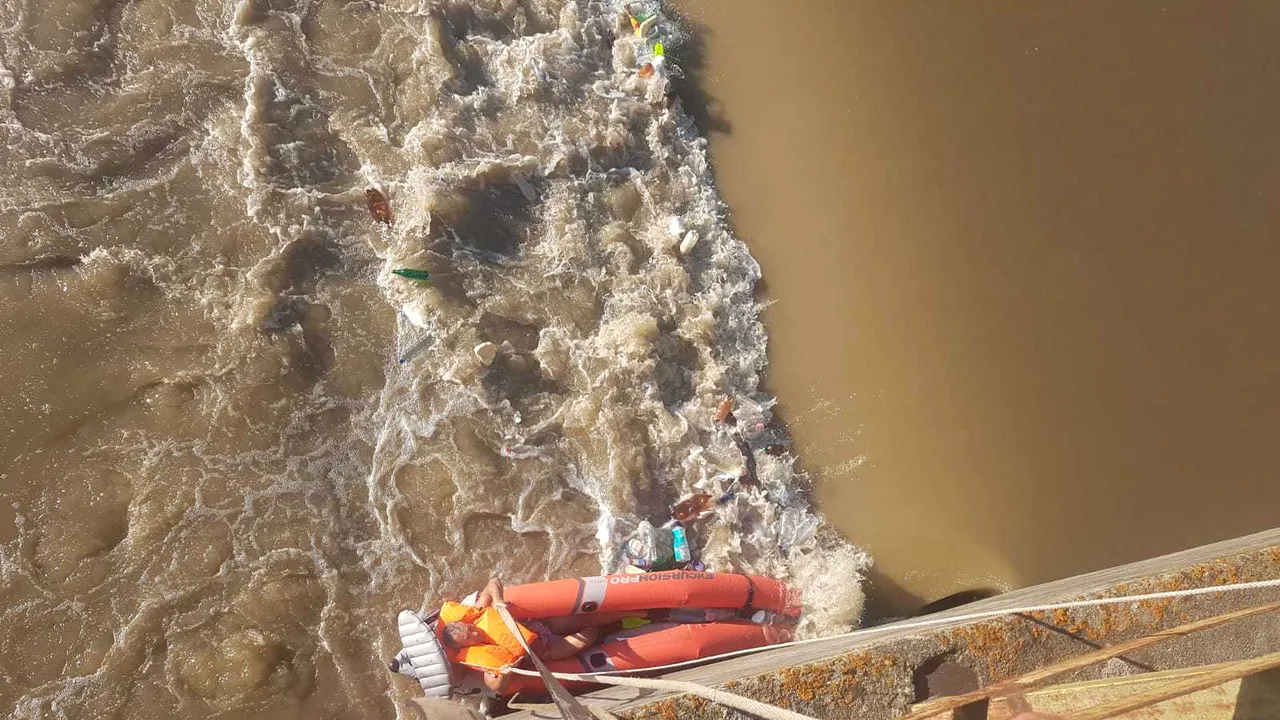 Barcă răsturnată în râul Olt: Un bărbat a fost salvat de pompieri şi alpinişti | FOTO