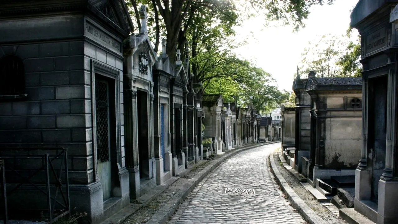 Doi români, urmăriți penal în Franța pentru profanarea unor morminte din 15 cimitire