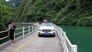 Podul „plutitor” din China, la mare căutare VIDEO