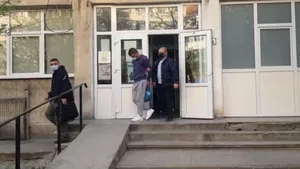 Bărbatul cu un copil în braţe care ameninţa că se aruncă de la etaj a fost reţinut