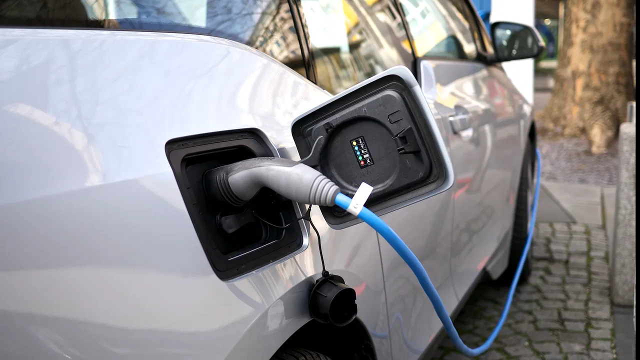 Prima universitate din ţară care îşi cumpără maşină electrică, pentru reducerea cheltuielilor cu carburanţii şi energie