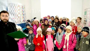 REPORTAJ: Drumul până la şcoală - 10 kilometri pe câmp şi prin pădure. Copiii sunt decişi să nu renunţe - FOTO