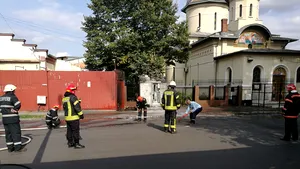 FOTO | Incendiu în Capitală: Trei case au luat foc din cauza unui transformator electric care s-a defectat/ E-Distribuţie Muntenia: Incendiul, cauzat de o firmă care executa lucrări pentru alt furnizor de utilităţi