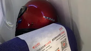 De teama coronavirusului din Wuhan, un pasager a purtat pe cap o cască de motociclist în timpul zborului