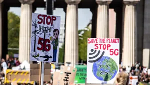 De unde a pornit teoria eronată, potrivit experţilor, că tehnologia 5G a răspândit coronavirusul. Actorul Woody Harrelson o susţine 