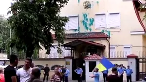 Consulatul General rus la Harkov, împroşcat cu ouă şi vopsea de Ziua Rusiei - VIDEO