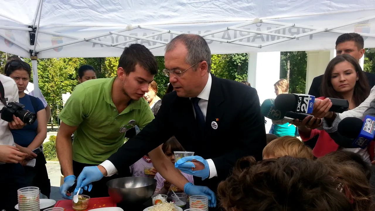 Emil Boc, bucătar pentru zeci de copii cărora le-a pregătit salate - FOTO
