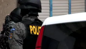 Un traficant de migranţi a înjunghiat un afgan care nu a vrut să traverseze Crişul Negru înot