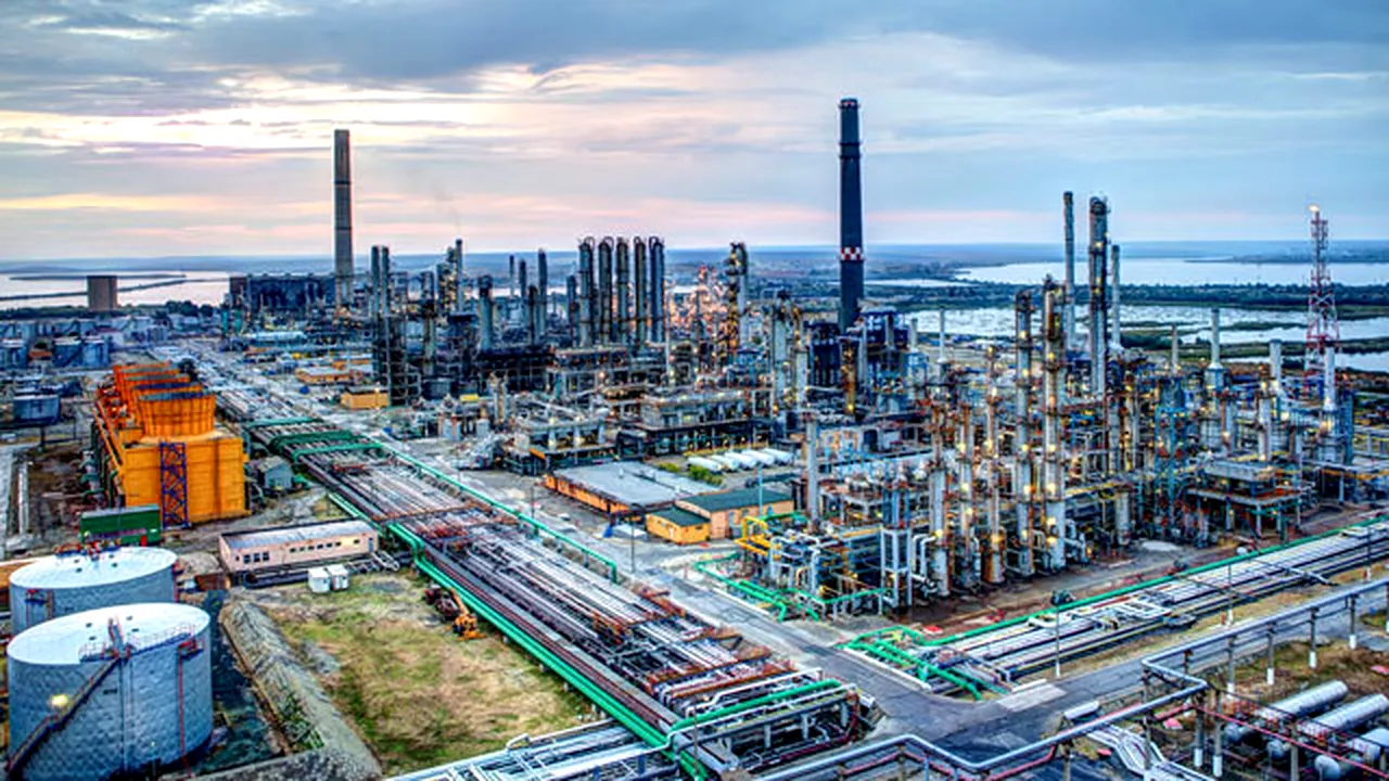 Activitatea de producţie a rafinăriei Petromidia, reluată după finalizarea reviziei generale
