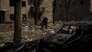 Războiul din Ucraina, a 54-a zi. Rusia somează armata ucraineană să predea oraşul Mariupol. Rezistenţa armată continuă. A doua zi la rând fără coridoare umanitare. Ambasadele europene revin la Kiev. Rusia se pregăteşte să înceapă „faza activă