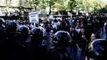 Tensiuni în Albania. Protestatarii au dat foc unor perne în fața sediului premierului Edi Rama. Poliția a mobilizat tunuri cu apă