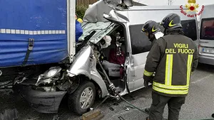 Trei români, răniţi după ce un microbuz a lovit un camion, pe o autostradă din Italia 