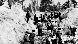Rusia a predat Poloniei un nou set de documente privind masacrul de la Katyn