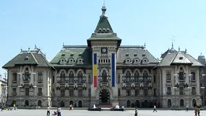 Zeci de copii şi tineri, la o bătaie cu apă în centrul Craiovei, pentru a da startul verii - VIDEO 