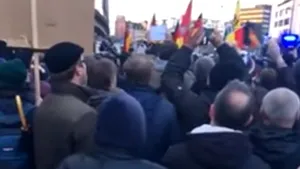 Protest al extremei-drepte faţă de agresiunile din Koln, dispersat de forţele de ordine cu tunuri de apă - VIDEO