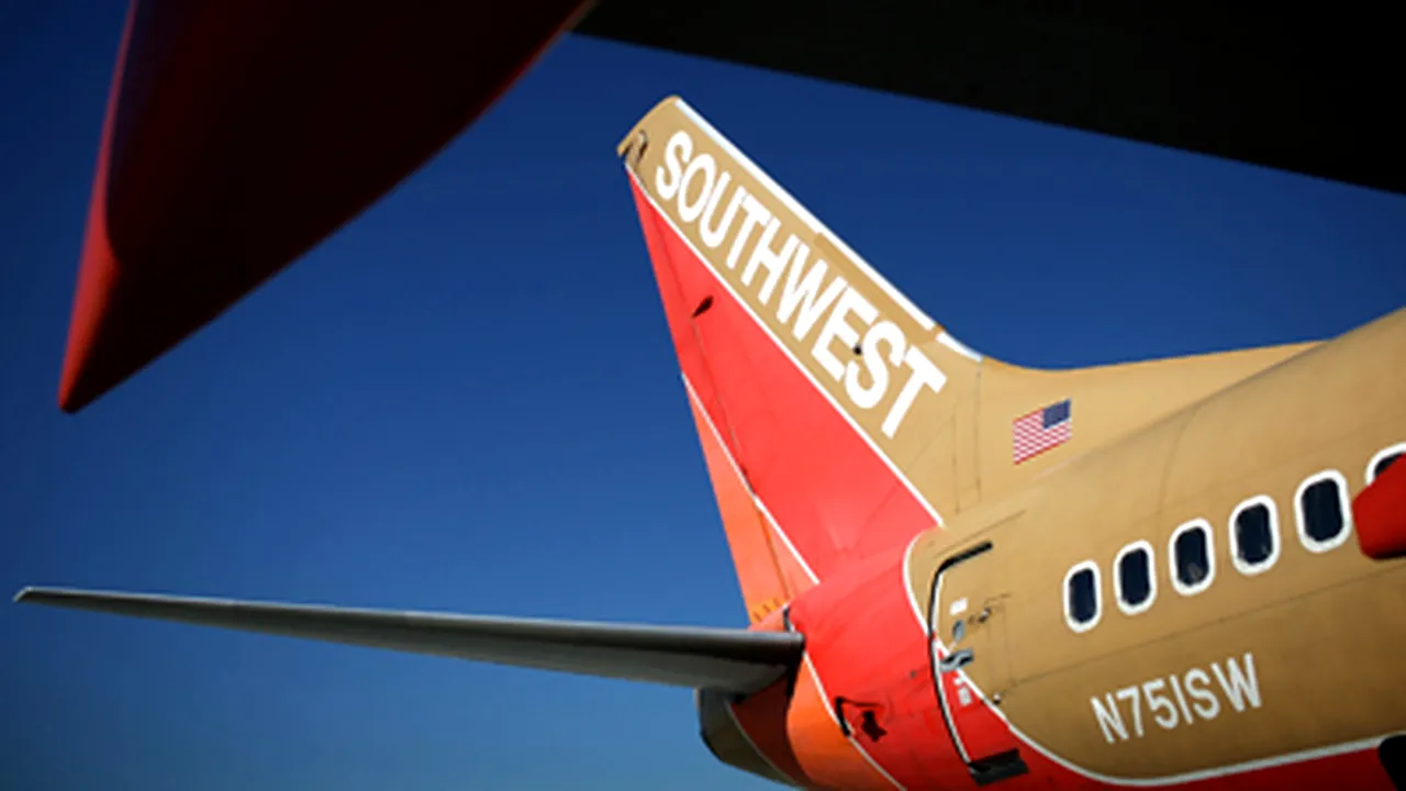 Un avion american s-a întors pe aeroport după ce a fost lovit de fulger