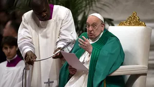 Papa Francisc a petrecut o noapte liniştită în spital, potrivit ANSA