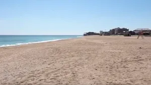 Marea te cheamă la ea, dar restricţiile te ţin la distanţă. Vama Veche, mai tristă ca niciodată 