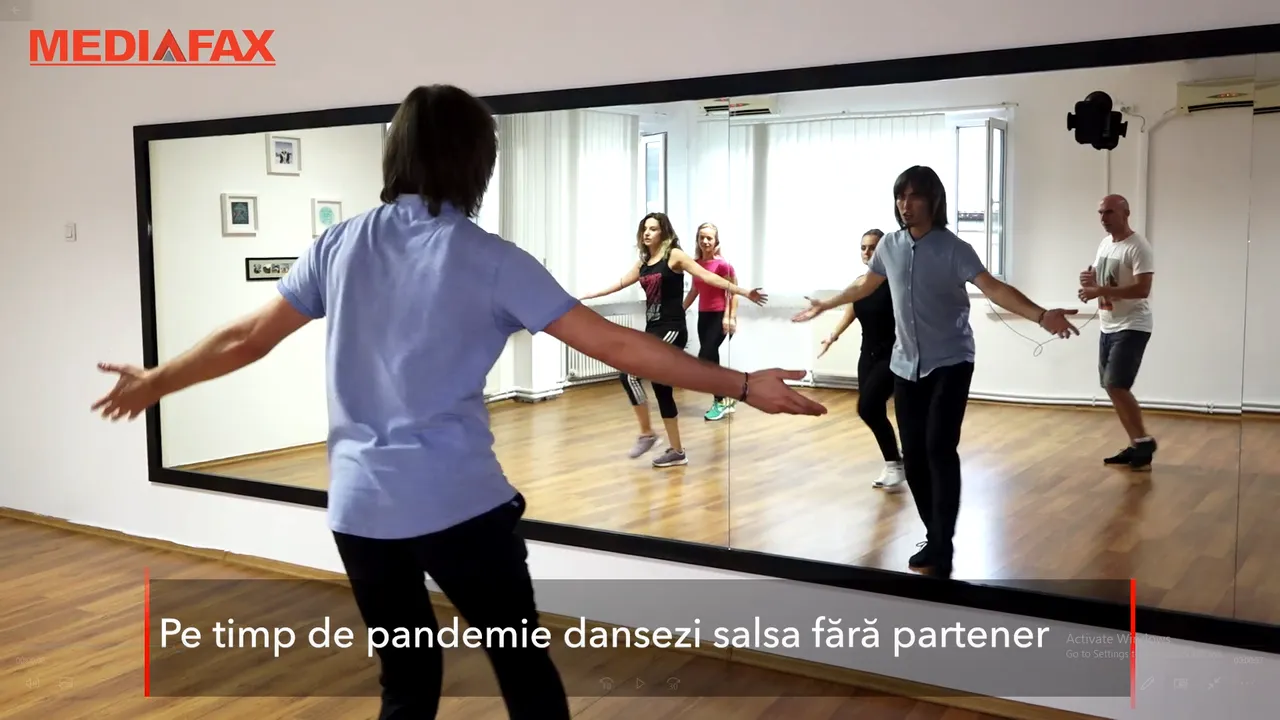 În pandemie, distanţarea trebuie păstrată şi la dans. Cum să înveţi salsa fără partener