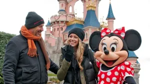 Kevin Costner, cu familia în Franţa. Cum s-a distrat actorul cu soţia şi copii în Disneyland - GALERIE FOTO