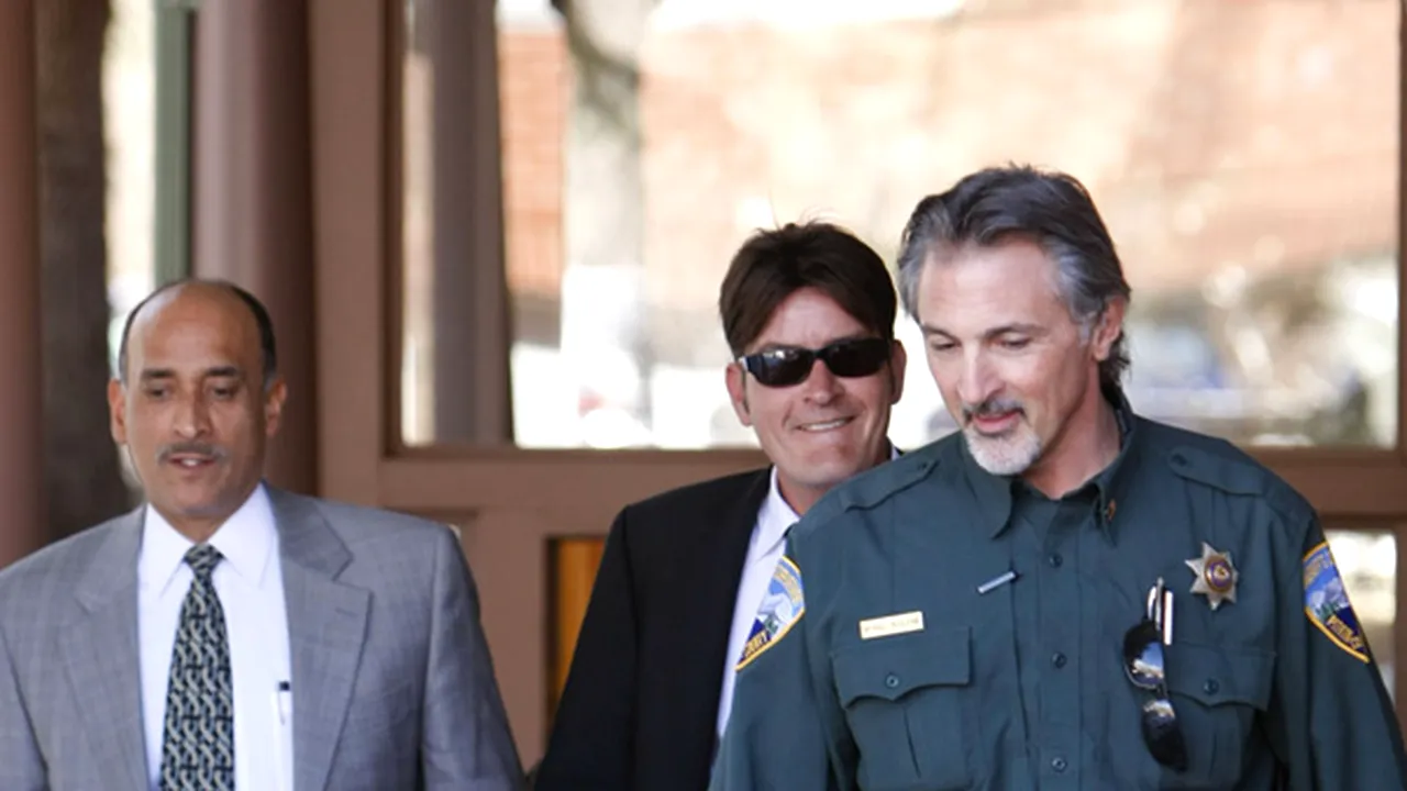 Charlie Sheen a pledat nevinovat la acuzaţia de agresiune