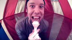 Viralul lui Banu: Barbie cu sânge-n instalaţie! - VIDEO 