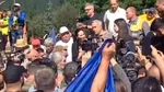 Călin Georgescu, baie de mulțime și discurs la Broșteni, în urma inundațiilor