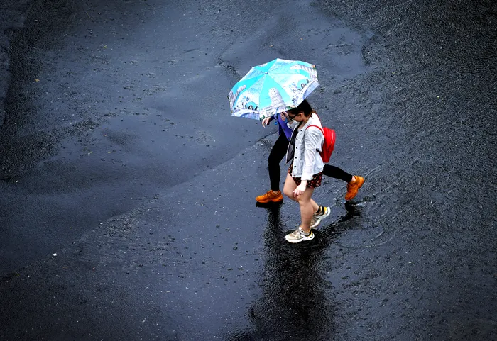 Noi avertizări meteo: Cod galben de ploi și vânt în 16 județe din țară. HARTĂ