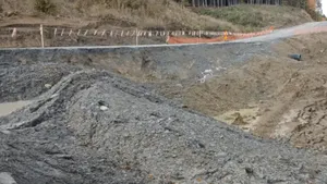Alunecări de teren pe șantierul autostrăzii Sibiu–Pitești, în județul Vâlcea. Localnicii din Perișani spun că lucrările au destabilizat terenul | Un complex turistic e în pericol