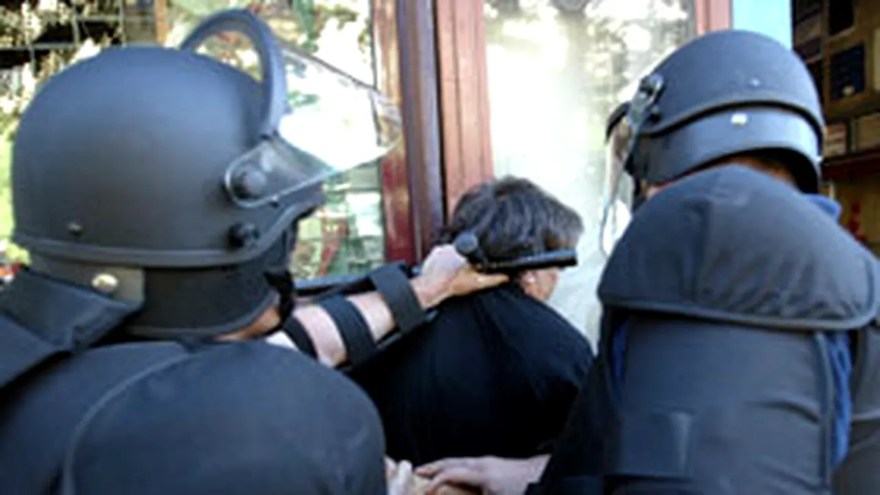 Ungaria: Poliţist condamnat la închisoare pentru că a rupt degetul unui protestatar