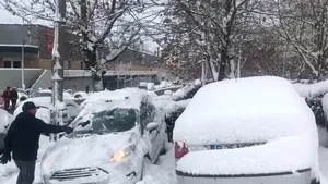GALERIE FOTO şi VIDEO: Bucureştiul, după prima ninsoare din acest an